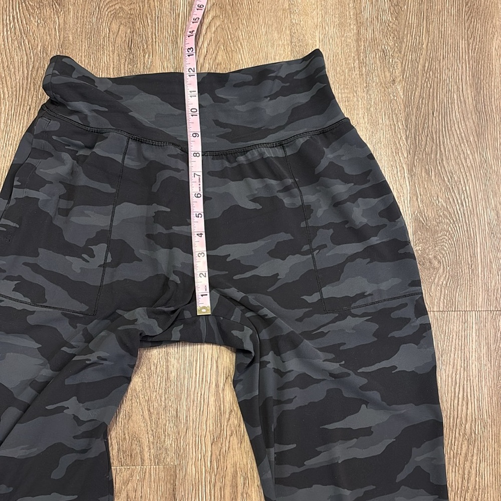 Athleta Salutation Camo Jogger.size M. - Picture 7 of 8